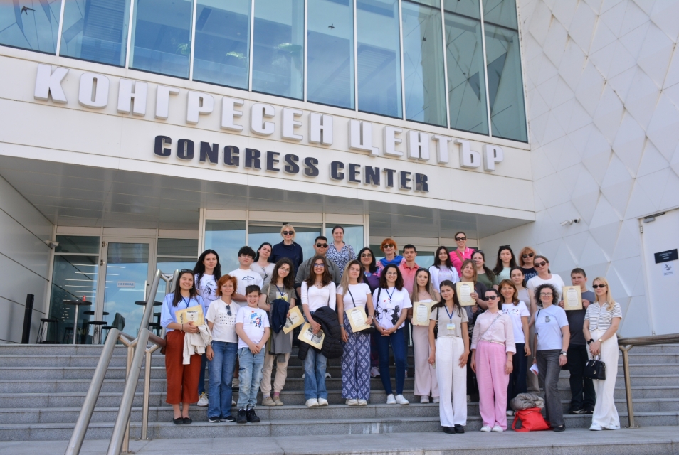 Alef competition laureates standing in front of Congress Center.