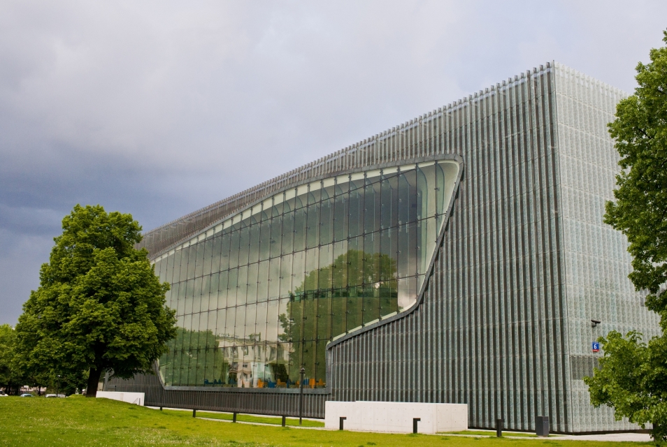 The POLIN Museum building amidst the green trees.