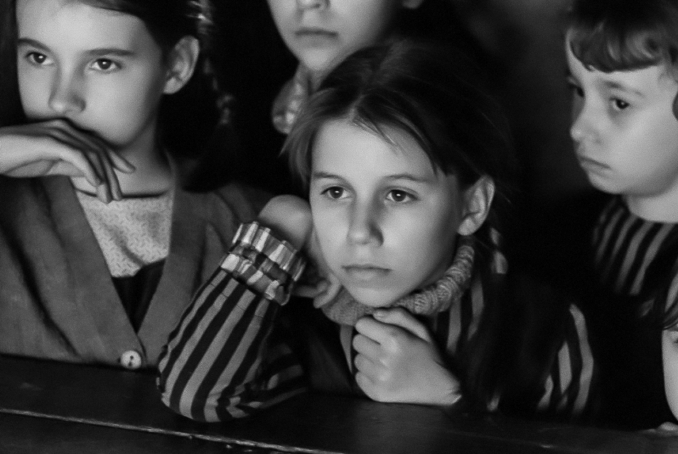 Czarno-biały kadr z filmu "Korczak". Kilkoro dzieci stoi obok siebie.