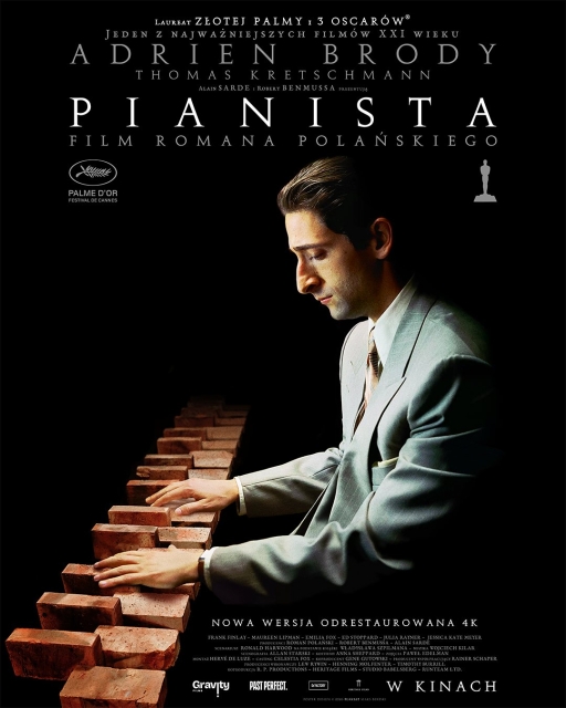 Plakat do filmu "Pianista" - kadr z filmu, tytułowy bohater gra na fortepianie. Na górze napis Adrien Brody, Pianista, film Romana Polańskiego. Na dole: Nowa wersja odrestaurowana 4K.