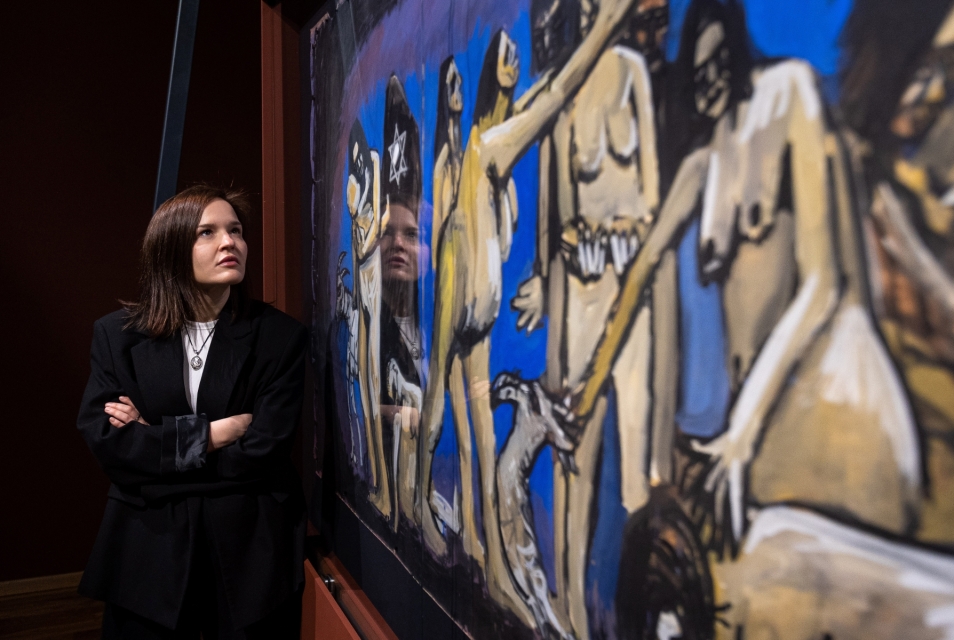 A woman is looking at Mark Oberländer’s frieze ‘Ghetto’.