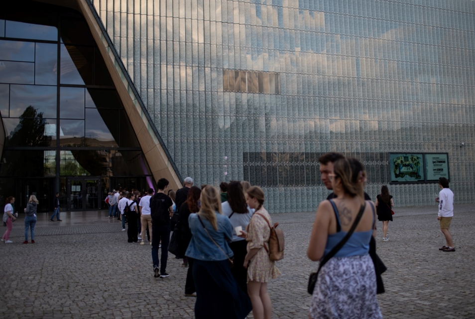 Kolejka osób czeka na wejście do budynku Muzeum POLIN w trakcie Nocy Muzeów.