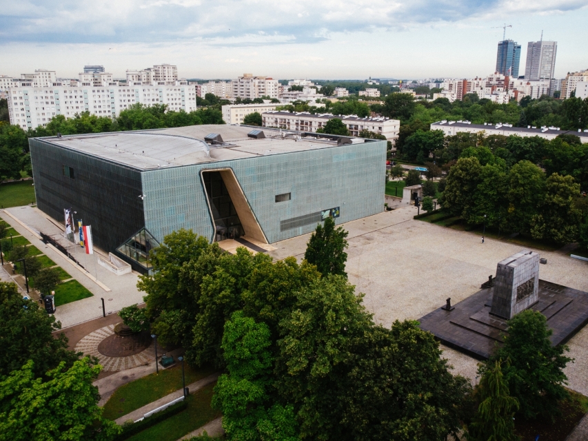 Budynek Muzeum POLIN z góry. W tle bloki i wieżowce na Muranowie.