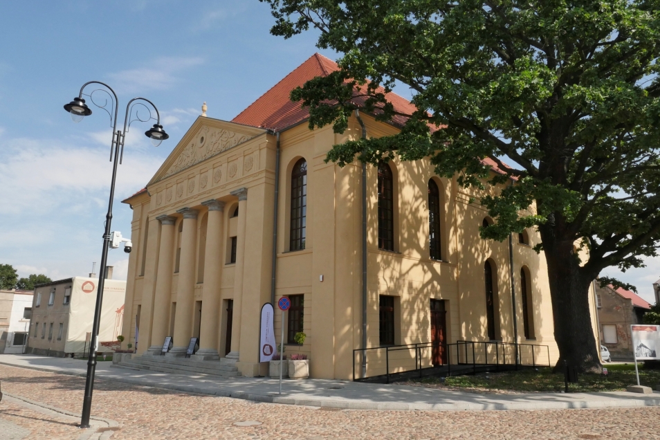 Budynek XIX-wiecznej, odrestaurowanej synagogi w Kępnie.