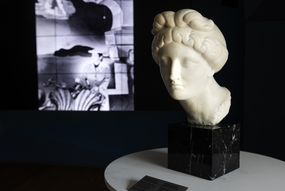Rzeźba - głowa kobiety - z wystawy Helena Rubinstein. Piękno jest twoim przenaczeniem