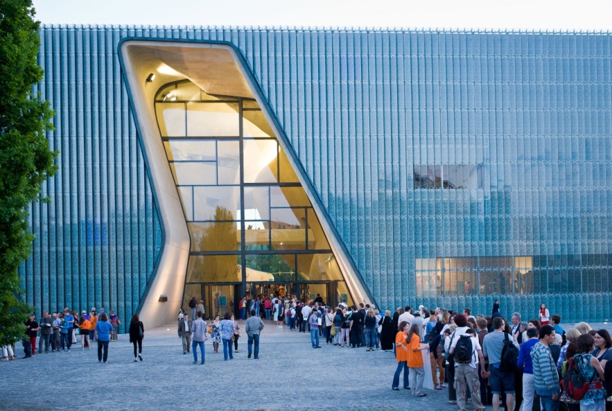 Kolejka stoi przed budynkiem Muzeum POLIN