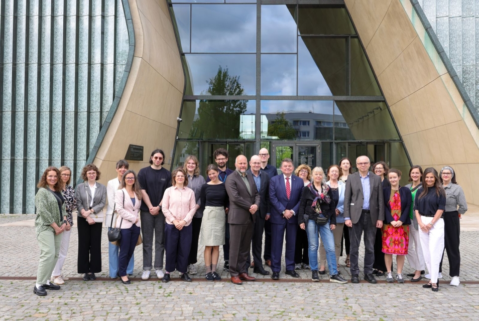 Partnerzy realizujący projekt "Żydowskie Dziedzictwo Kulturowe" przed budynkiem Muzeum POLIN