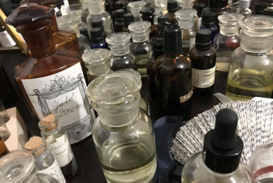 Buteleczki z perfumami na ladzie laboratorium perfumiarskiego