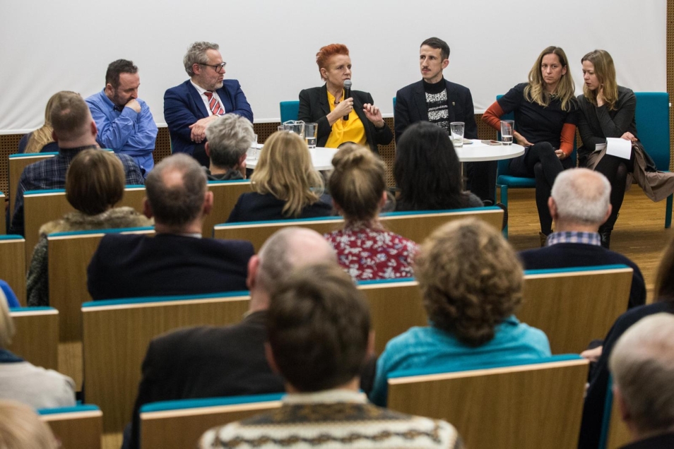 Paneliści dyskusji "Gdynia - Tel Awiw - utopia zrealizowana" (od lewej): Artur Tanikowski, Jacek Friedrich, Małgorzata Omilanowska, Grzegorz Piątek, Sharon Golan Yaron