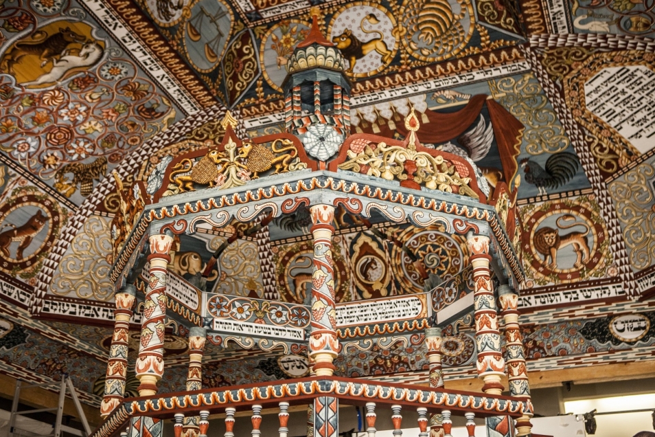 Polichromowany dach rekonstrukcji synagogi z Gwoźdźca, znajdującej się na wystawie stałej Muzeum POLIN