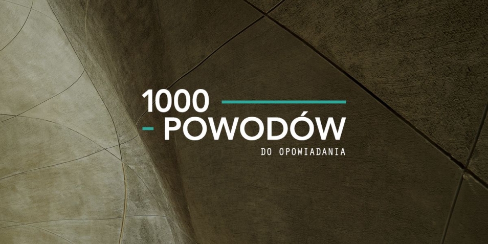 Na tle ściany w Muzeum Polin napis 1000 powodów.