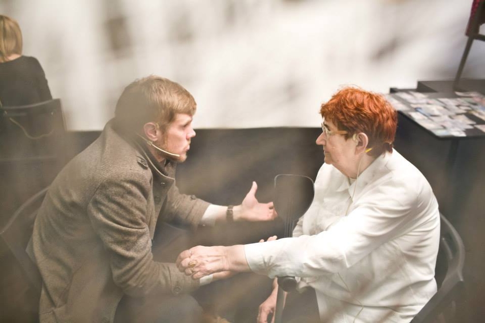 Kobieta i mężczyzna rozmawiają ze sobą.