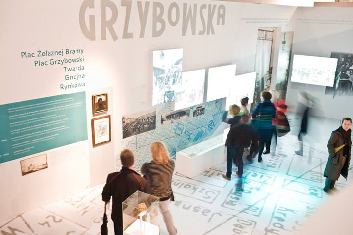 Kilka osób na wystawie czasowej w Muzeum POLIN.