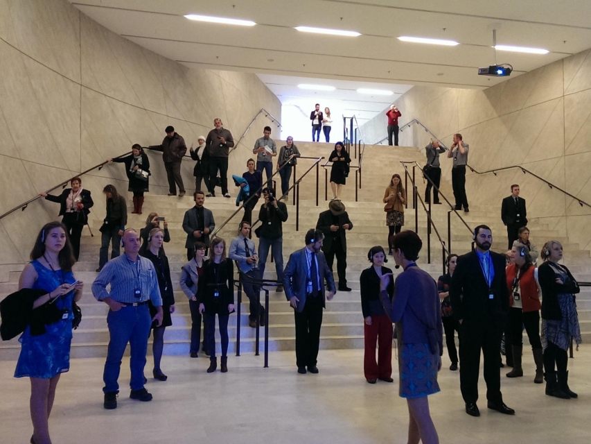 Tłum ludzi na schodach w Muzeum POLIN.