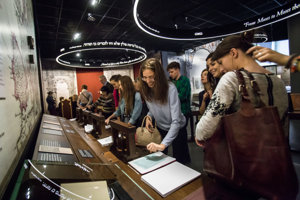 Grupa uczniów zwiedza wystawę stałą w Muzeum POLIN.