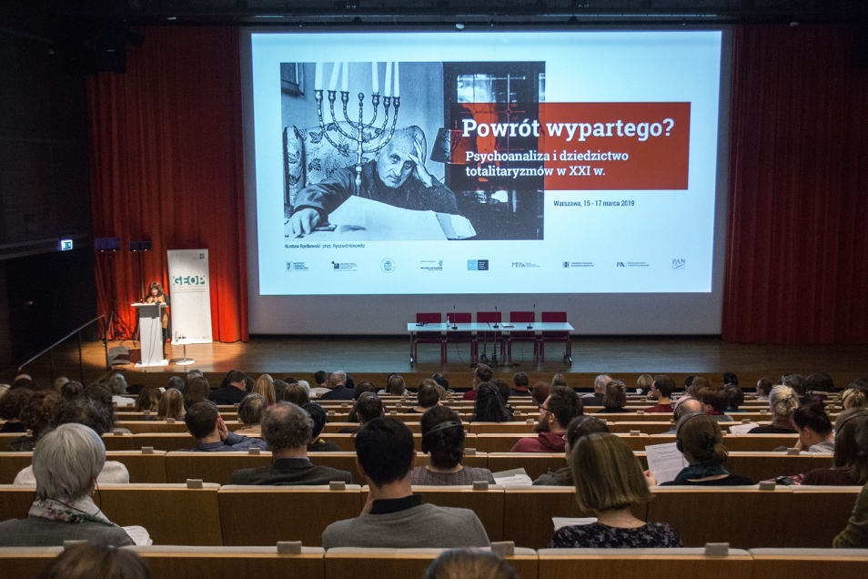 uczestnicy konferencji o psychoanalizie siedzący w Audytorium Muzeum Polin