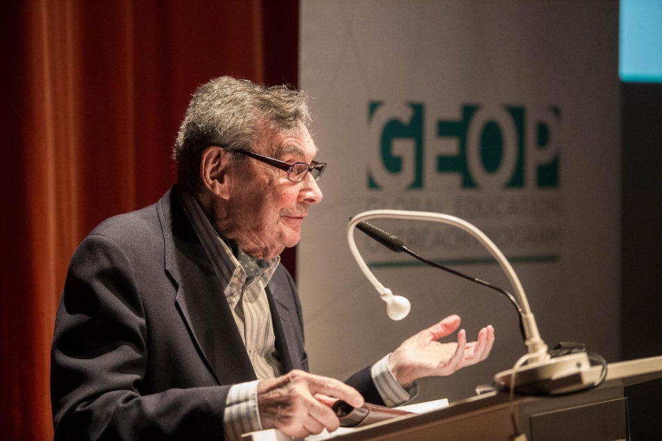 Opór cywilny w oczach świadka historii Wykład Mariana Turskiego jest częścią międzynarodowej konferencji naukowej „Żydzi w walce z nazistowskimi Niemcami podczas II wojny światowej”. Na zdjęciu: Marian Turski za pulpitem mównicy, podczas wykładu