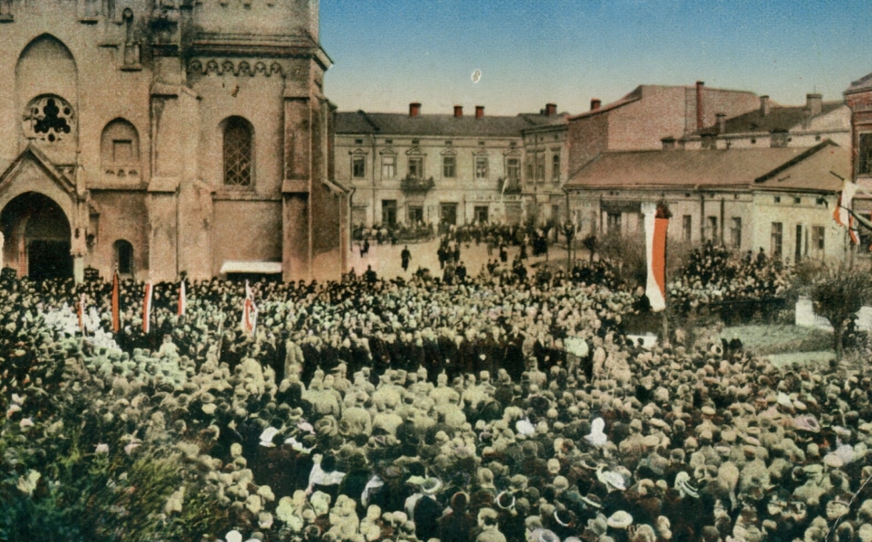Tłum zgromadzony na placu Kościelnym w Stryju podczas obchodów proklamacji niepodległości Polski.
