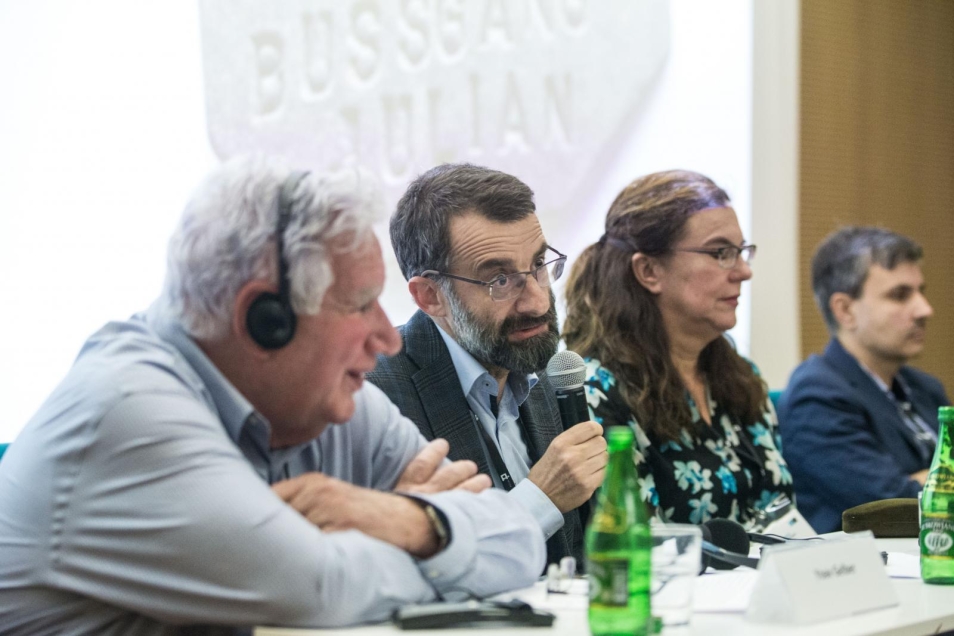 Konferencja "Żydzi w walce z nazistowskimi Niemcami podczas II wojny światowej". Na zdjęciu: przy stole plenarnym w sali wykładowej siedzą (od lewej): Yoav Gelber, Arkadi Zeltser, Leah Garrett, Jacek Pietrzak