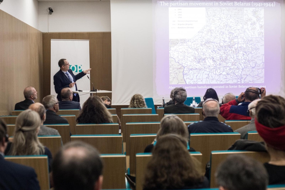 Konferencja "Żydzi w walce z nazistowskimi Niemcami podczas II wojny światowej". Na zdjęciu: wystąpienie Andrei’a Zamoiskiego, który stoi z mikrofonem przy mównicy