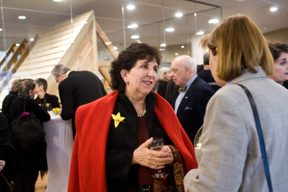 Piosenkarka Eleni rozmawia z inną kobietą podczas gali z okazji akcji Żonkile 2013.