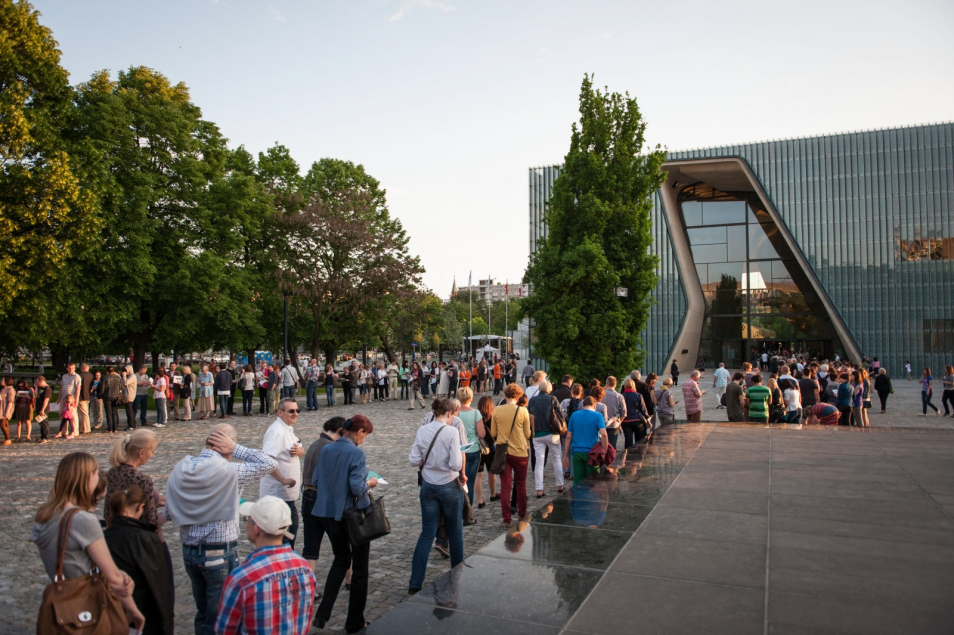 Długa kolejka ludzi stoi przed Muzeum POLIN w Noc Muzeów.