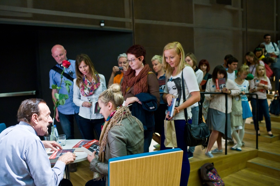 Grupa osób w kolejce po autograf Philipa Zimbardo.