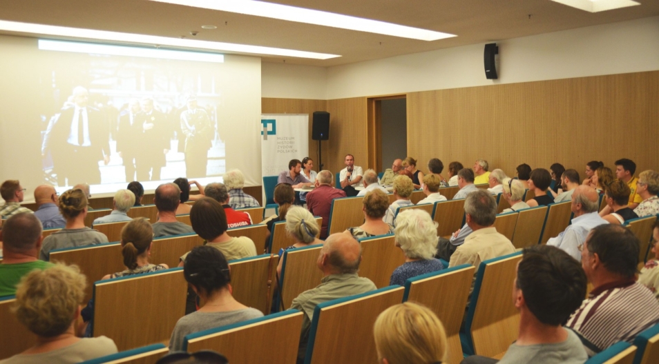 Grupa uczestników debaty "Warszawa dwóch powstań".
