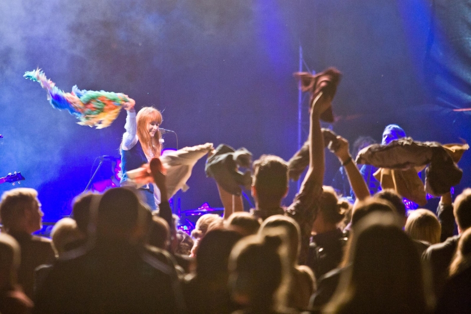 Koncert Big bit na Muranowie. Grupa ludzi pod sceną.