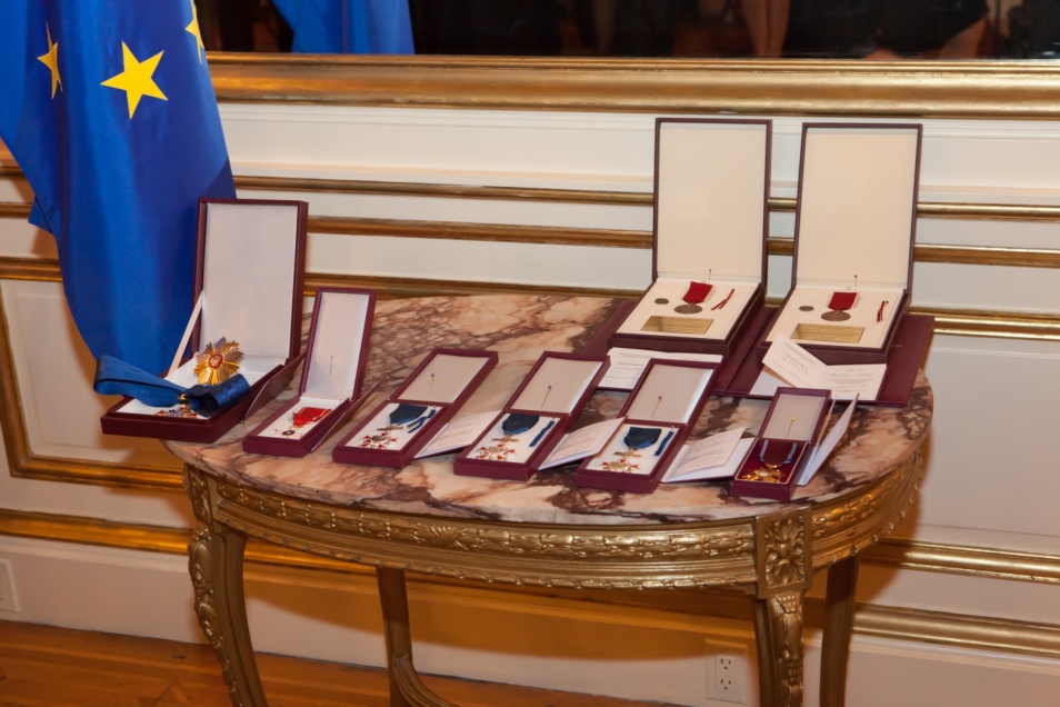 Odznaczenia leżą na stoliku w Pałacu Prezydenckim.