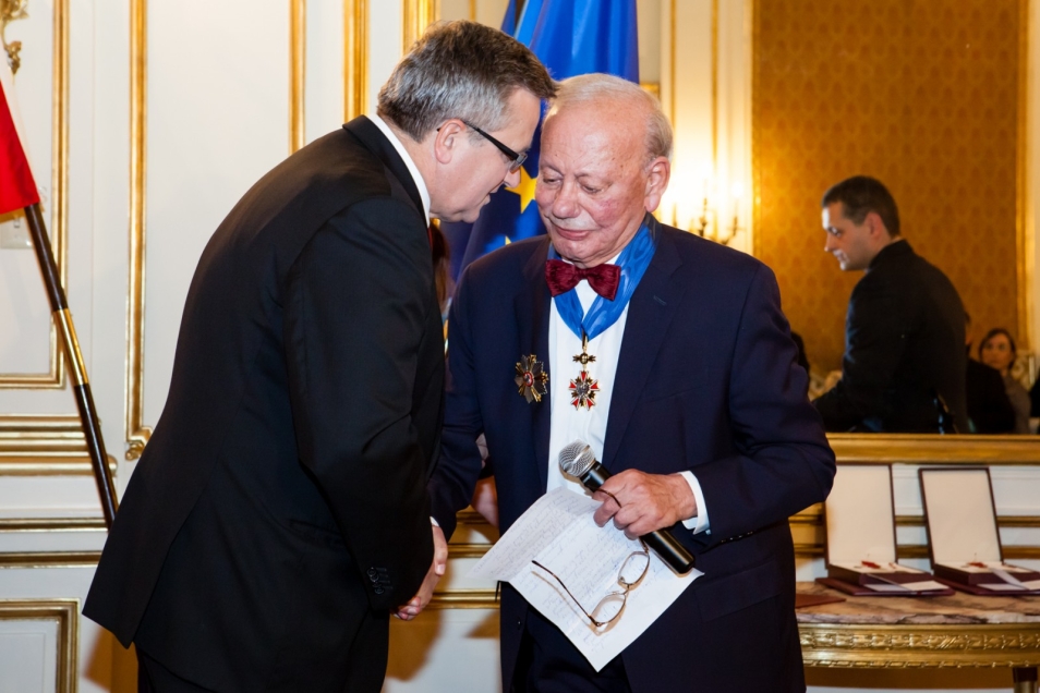Zygmunt Rolat odbiera odznaczenie z rąk Bronisława Komorowskiego.