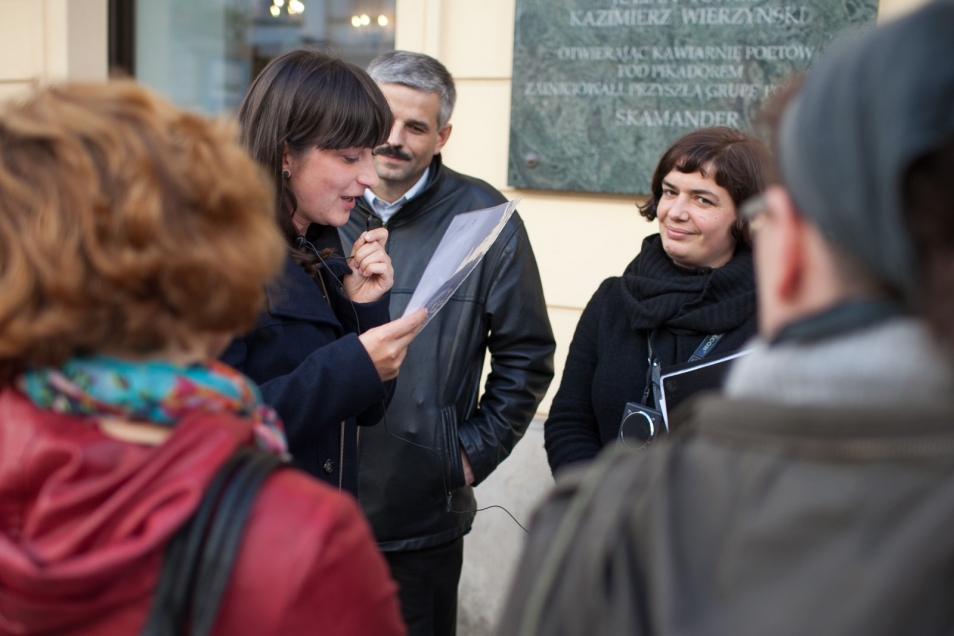 Przewodniczka wraz z uczestnikami na spacerze po Warszawie śladami Juliana Tuwima.
