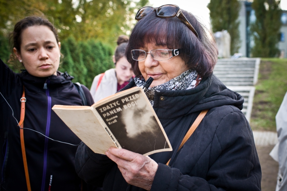 Hanna Krall czyta fragment książki "Zdążyć przed Panem Bogiem" podczas spaceru.