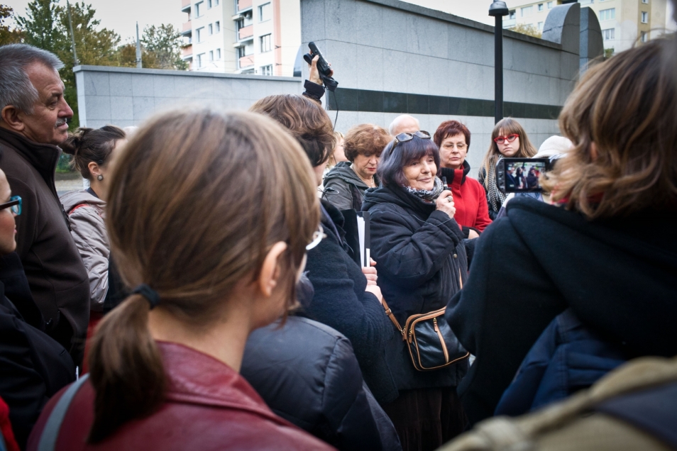 Hanna Krall oprowadza grupę po Warszawie.