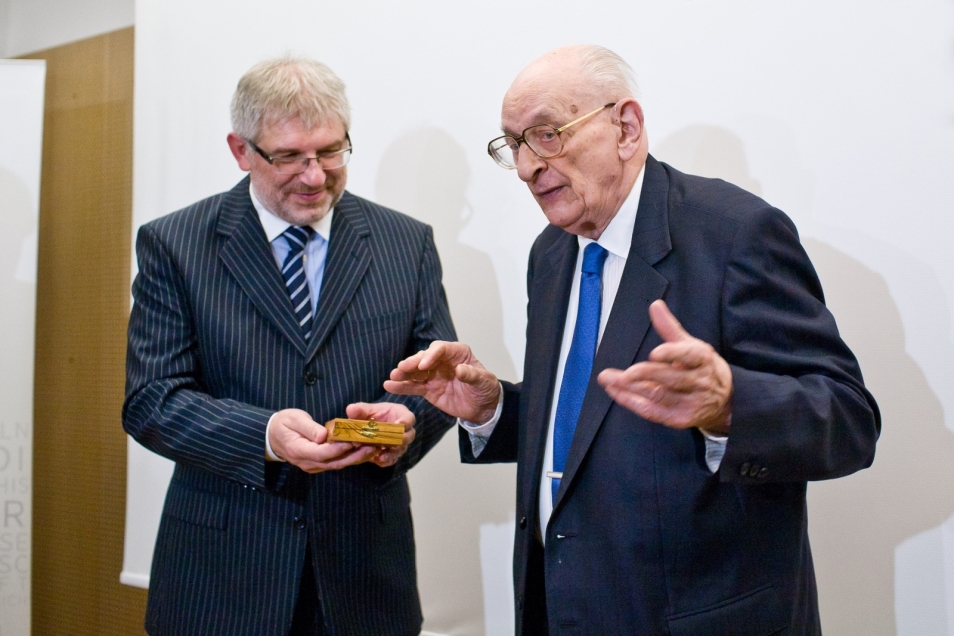 Władysław Bartoszewski rozmawia z innym mężczyzną.