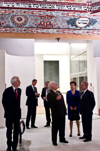 Lech Wałęsa zwiedza niedokończoną przestrzeń Muzeum POLIN w 2013 r.