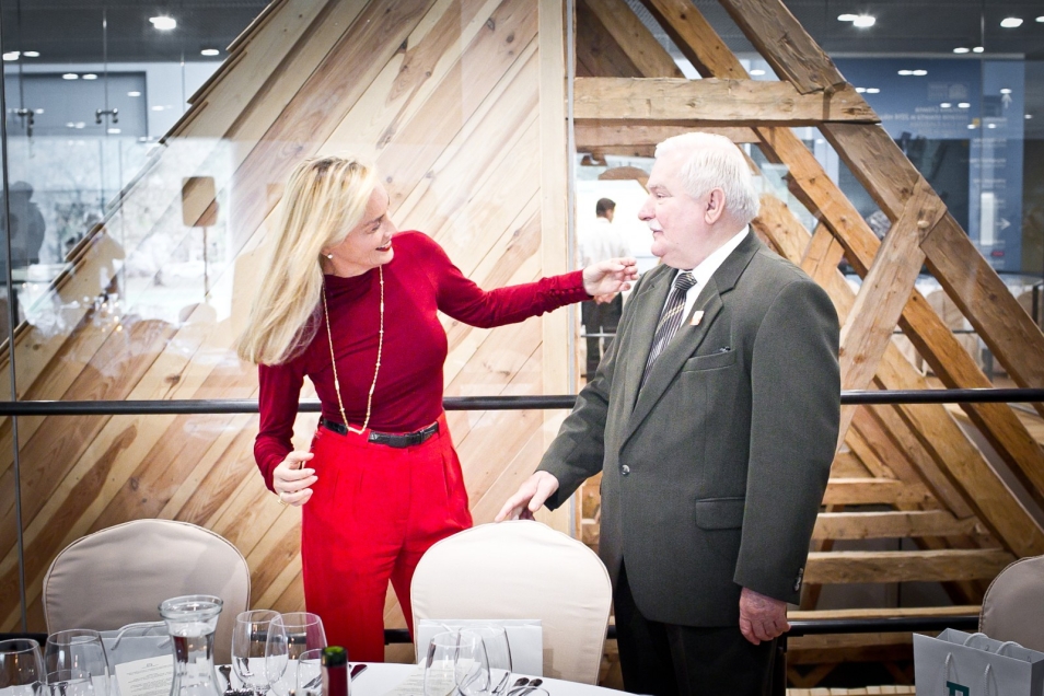 Katarzyna Bonda z Lechem Wałęsą w Muzeum POLIN.