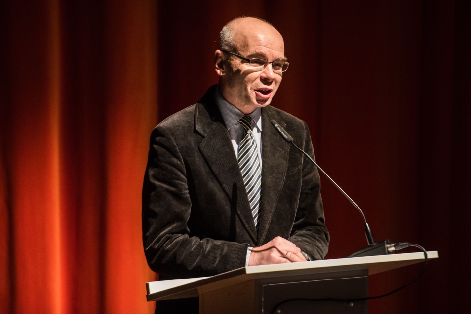 Gala w muzeum Polin z okazji rozdania nagród Sprawiedliwi wśród Narodów Świata w 2016 r. Sala widowiskowa. Dyrektor muzeum prof. Dariusz Stola wygłasza przemówienie.  