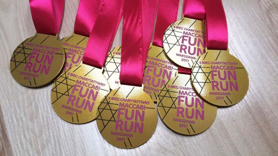Kilka medali z napisem fun run.
