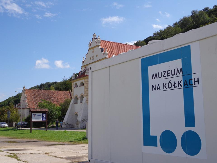 Kontener z napisem Muzeum na kółkach.