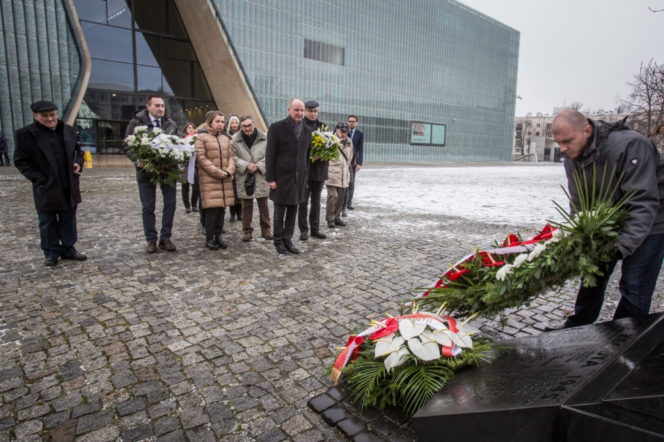 75. rocznica powstania "Żegoty" - złożenie kwiatów pod Pomnikiem Bohaterów Getta.