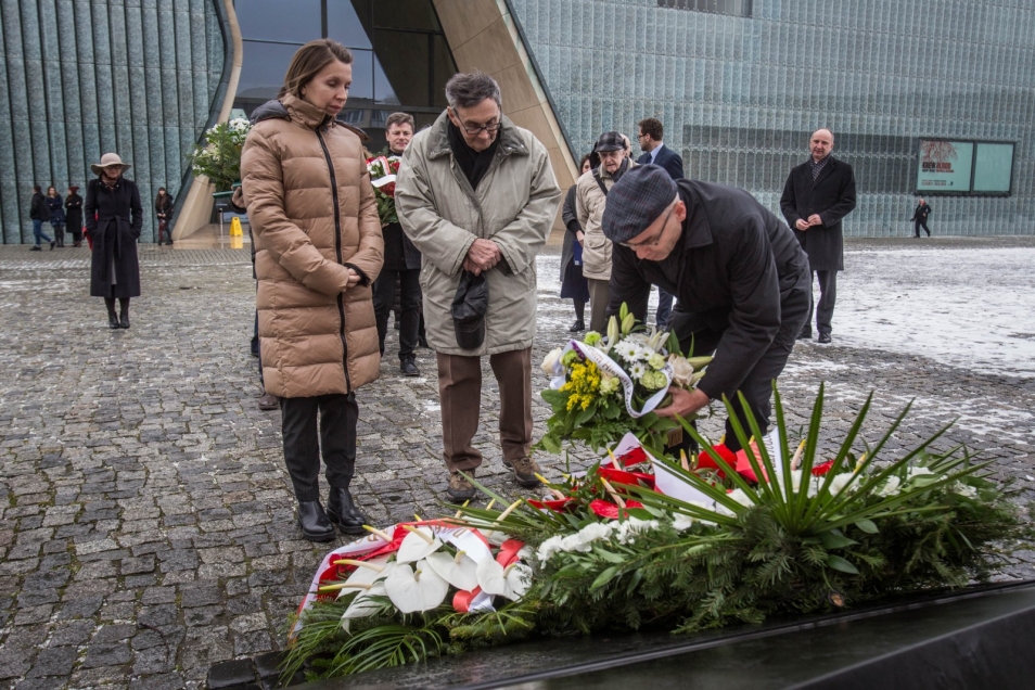 75. rocznica powstania "Żegoty" - złożenie kwiatów pod Pomnikiem Bohaterów Getta.