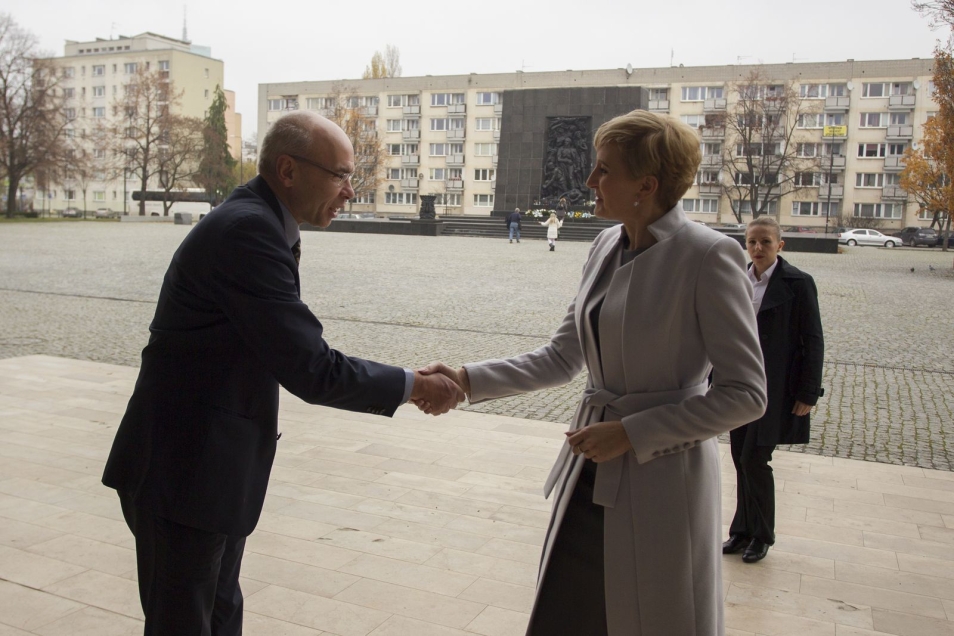 Agata Duda i Dariusz Stola przed Muzeum POLIN.