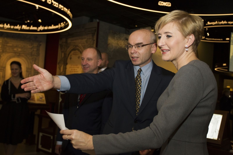 Agata Duda i Dariusz Stola na wystawie stałej w Muzeum POLIN.