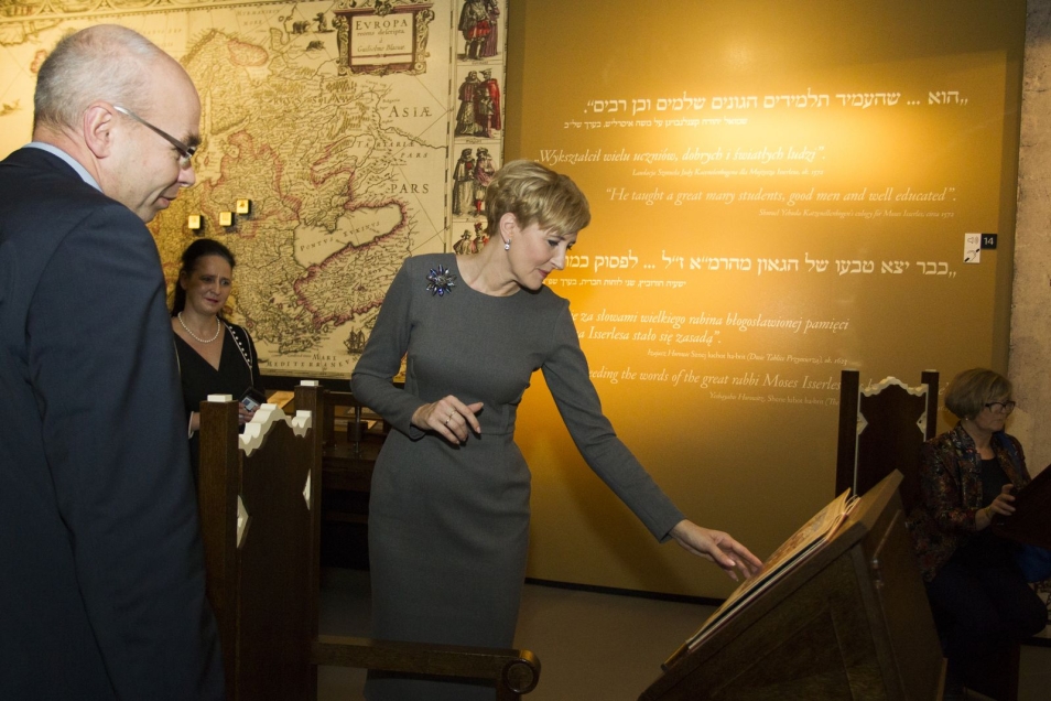 Agata Duda podczas wizyty na wystawie stałej w Muzeum POLIN.