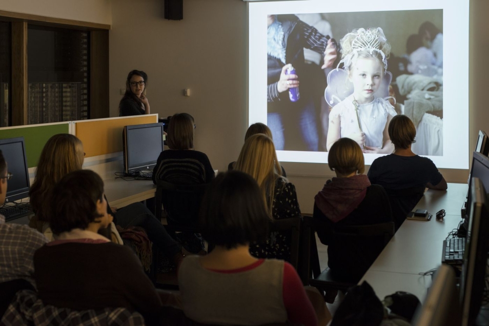 Jasmine Bakalarz podczas warsztatów fotograficznych dla profesjonalistów i studentów.