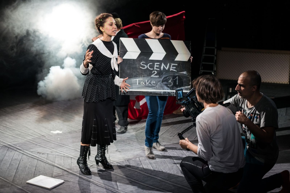 Warsztaty odkrywania historii stołecznych teatrów żydowskich - aktorzy na deskach teatru.