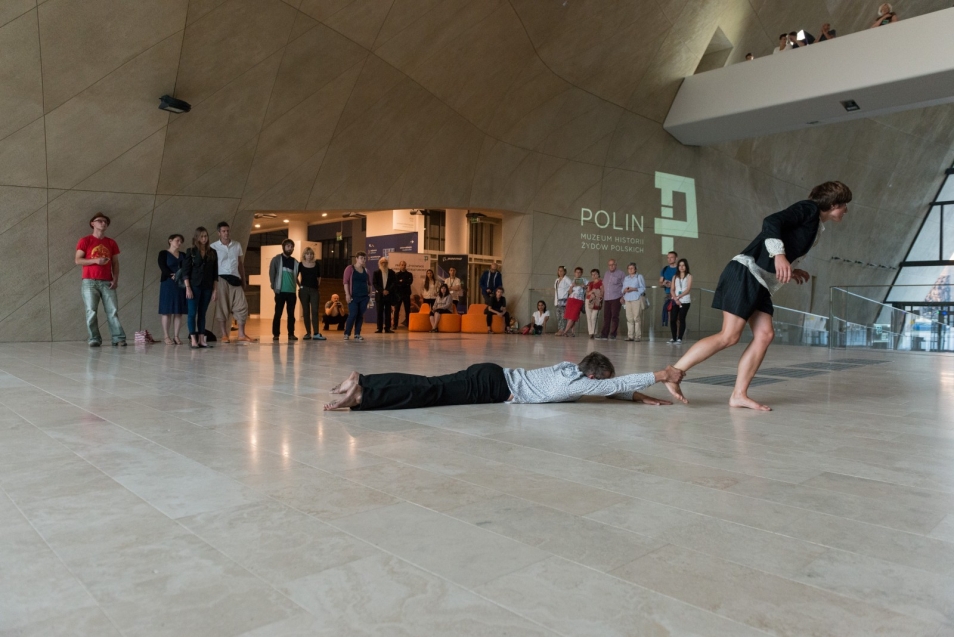 Performance w holu głównym Muzeum POLIN.