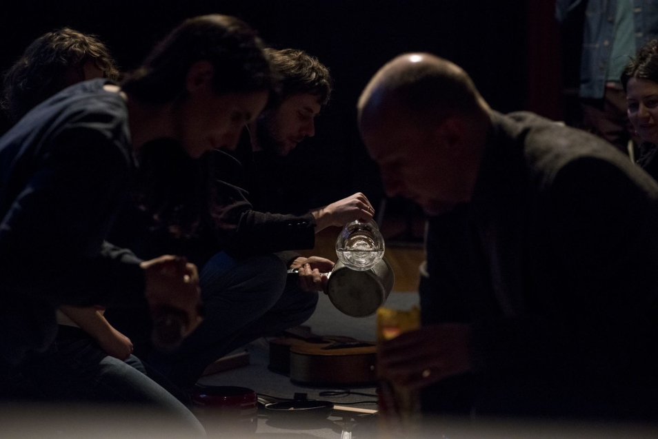 Warsztaty imitacji dźwięku do fragmentu filmu Mai Schweizer prowadzone przez Bartosza i Jana Woźniaków.