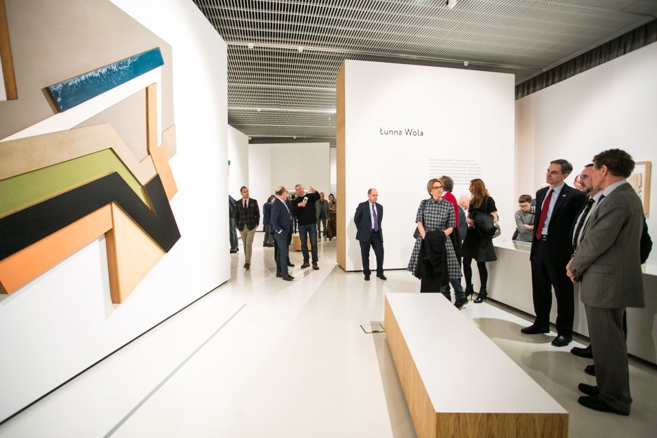 Sala w muzeum Polin. Grupa ludzi patrzy na obraz. To jedno z dzieł na wystawie „Frank Stella i synagogi dawnej Polski”. 